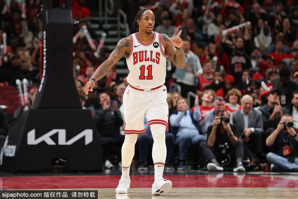 爱德华兹44分小哈达威32分东契奇缺阵森林狼送独行侠连败NBA常规赛激战正酣，西部领头羊森林狼主场迎战独行侠，东契奇此役因左股四头肌酸痛缺阵，独行侠上场不敌骑士，目前18胜13负暂列西部第6位，森林狼22胜7负稳居西部头名。